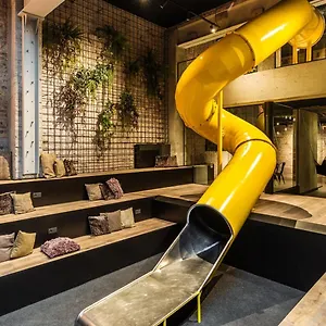Upstairs Hotel Ostenda